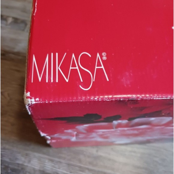 Mikasa Christmas Story Footed Bon Bon - Picture 7 of 9